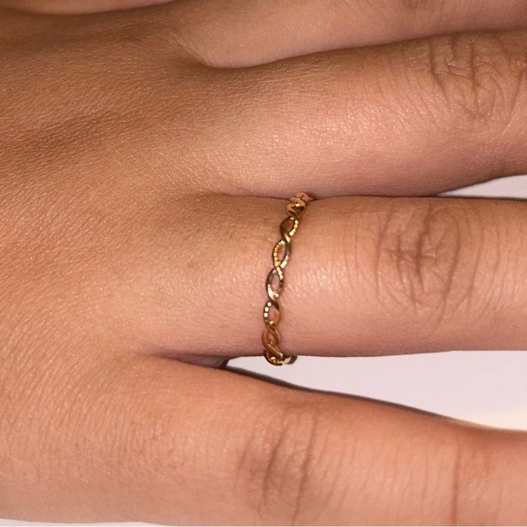 Gold Toned Thin Dainty Demure Infinity Ring Size: 6 (NWOT) - Picture 3 of 5